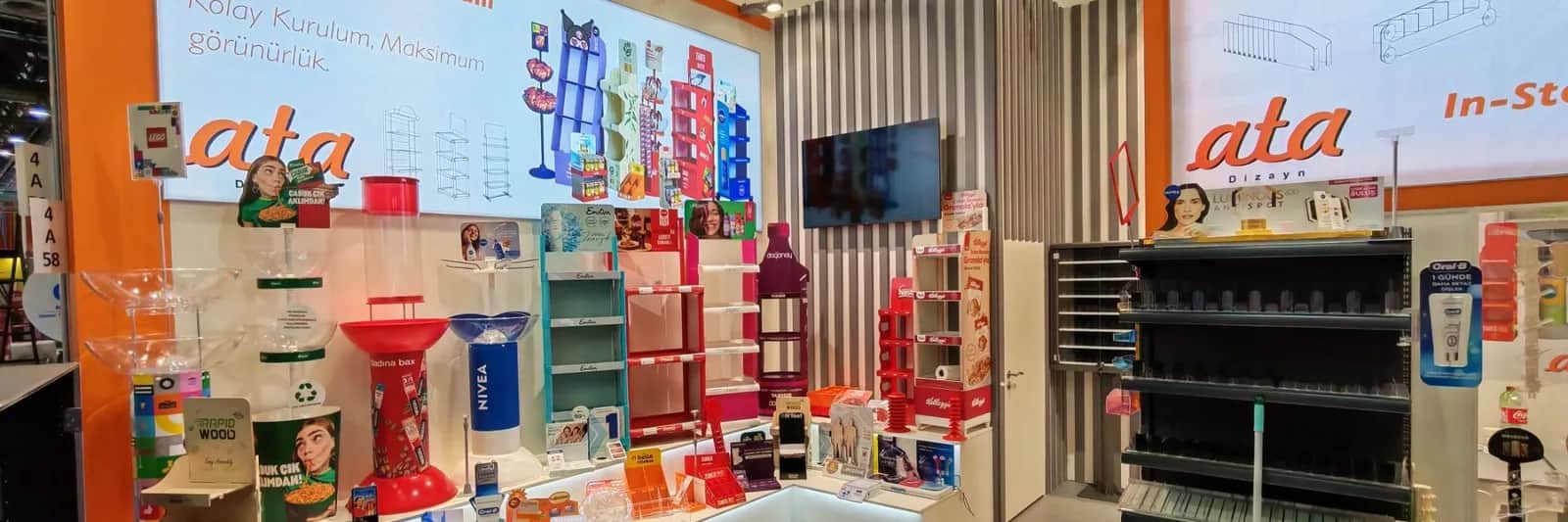 Ata Dizayn’ın EuroShop 2026’daki 4. hol A58 standı: raflı teşhir üniteleri, tel sepetler ve markalı satış noktası standları