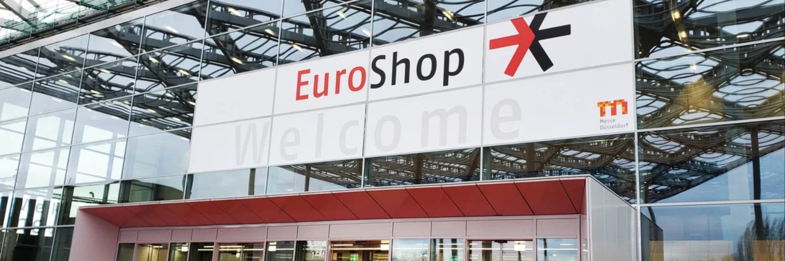 EuroShop fuarının Messe Düsseldorf’taki giriş cephesi ve “EuroShop Welcome” tabelası